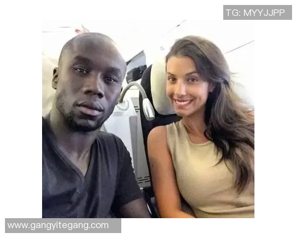 法国黑人足球明星夫人展现优雅风采与家庭幸福生活的真实写照